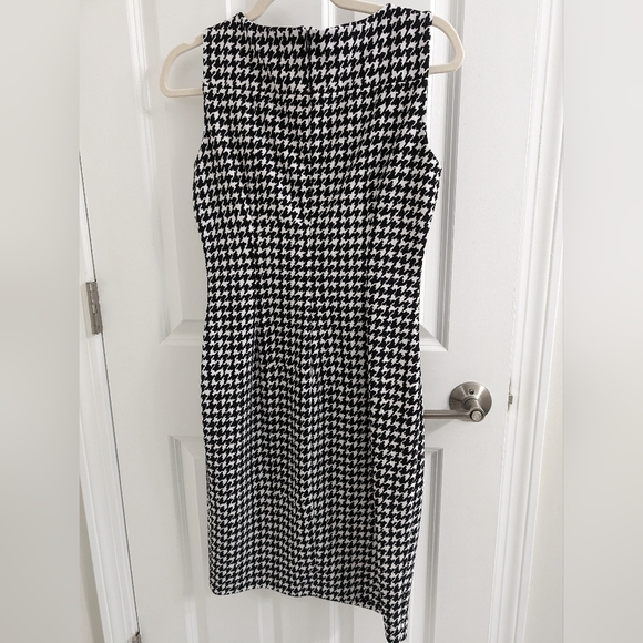 Calvin Klein Starburst Dress Like New Size 4, Black/White - Picture 2 of 3